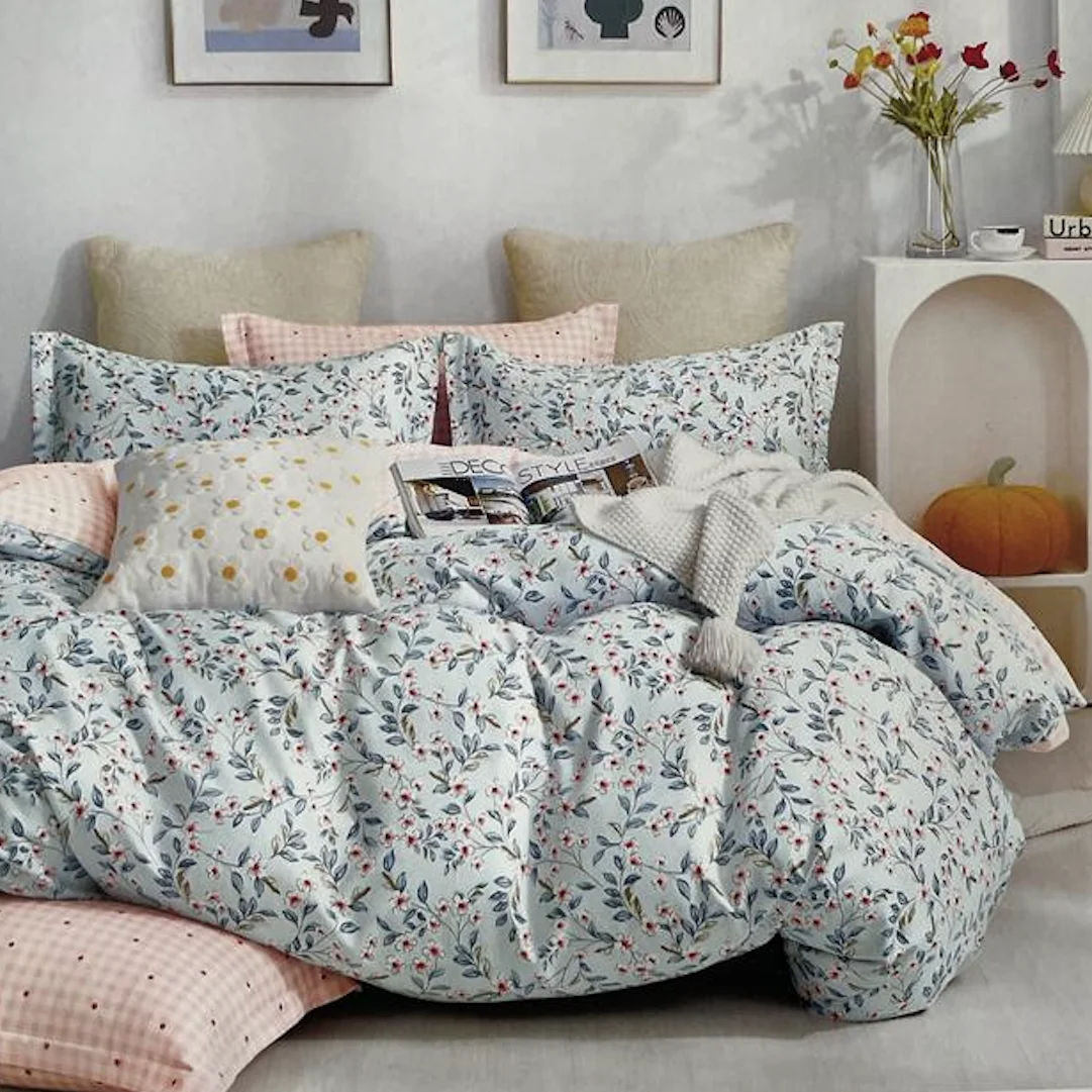 7 dielna sada obliečok na 2 postele + prestieradlo ZADARMO Small Flowers Azure